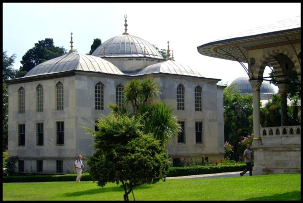Palácové nádvorie