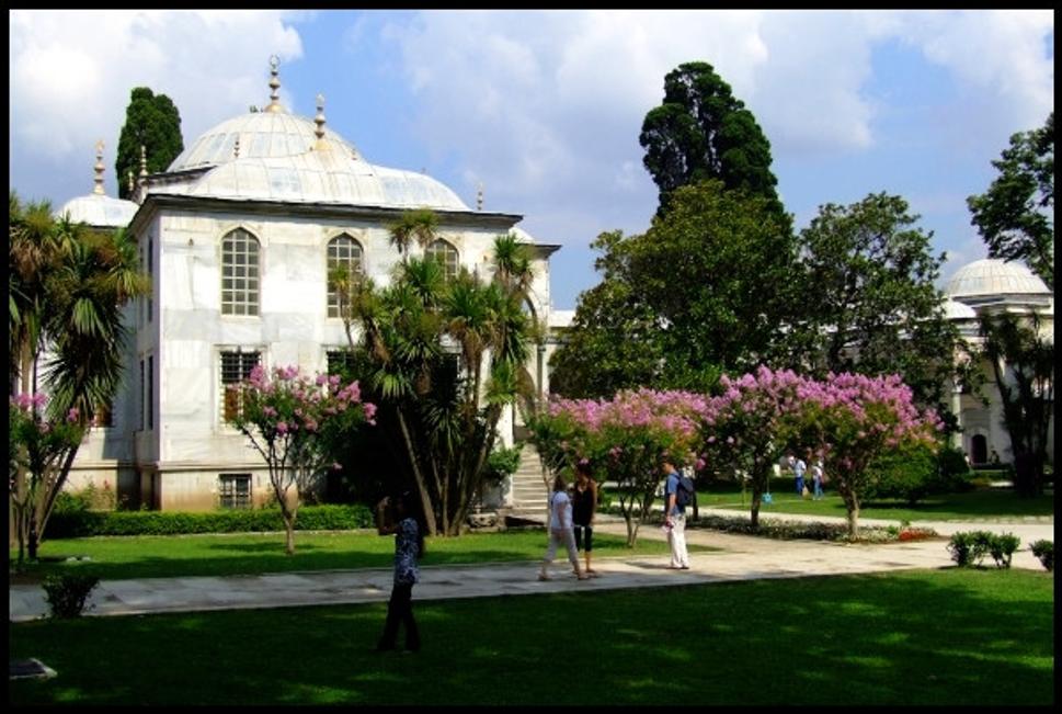 Palác je spleťou mnohých budov