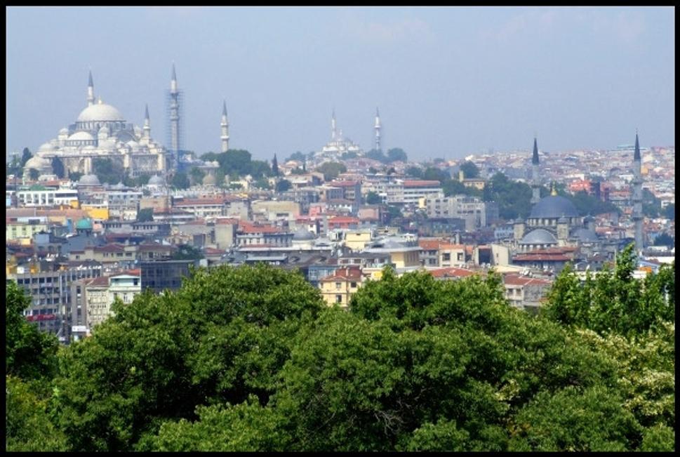 Panoráma Istanbulu z palácového nádvoria