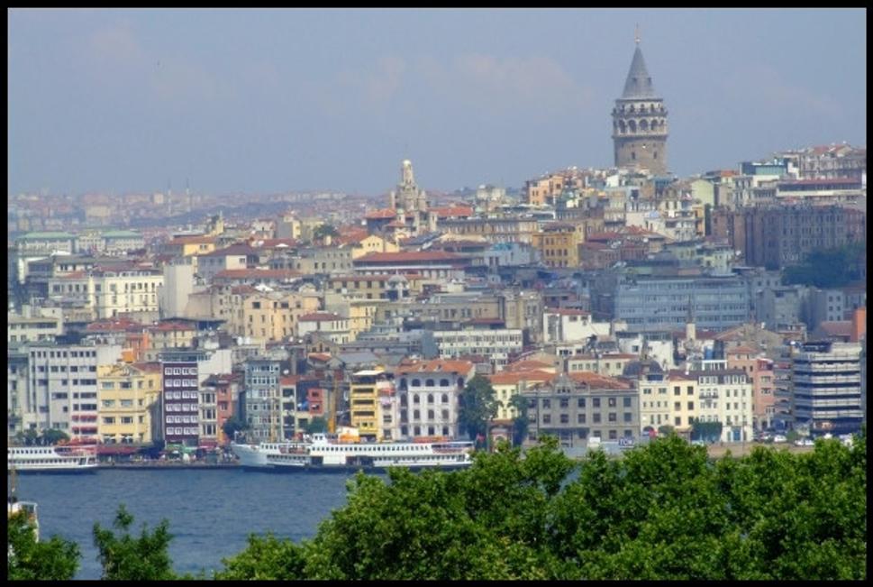 Výhľad z palácového nádvoria na Galatskú vežu