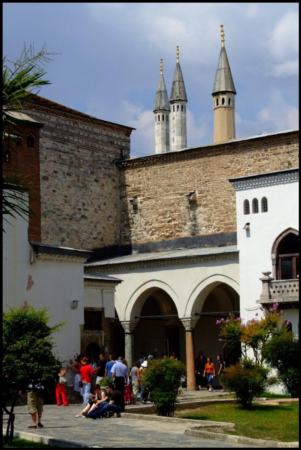 Palácové nádvorie