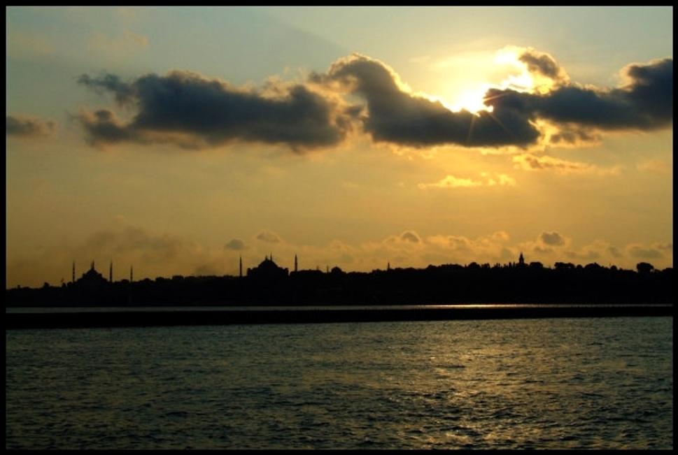 Čaro Istanbulu s panorámou európskeho brehu (vpravo vežička paláca Topkapi)