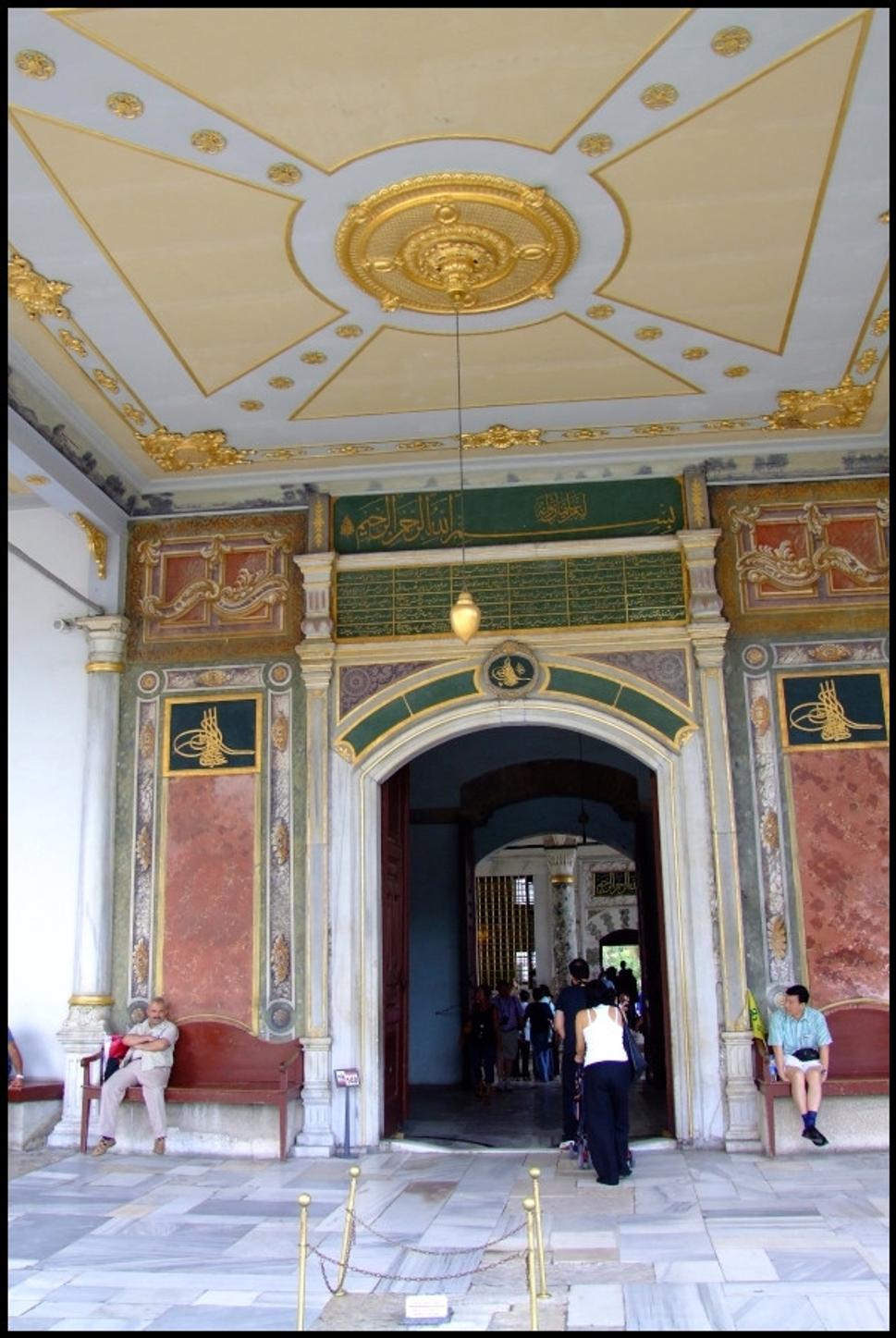 Jeden zo vstupov do palácových miestností