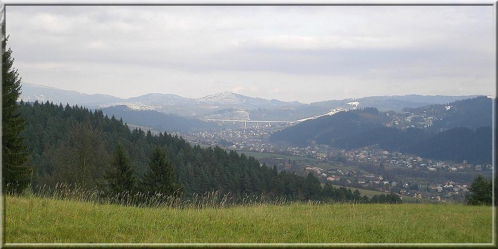 Svrčinovec, v pozadí diaľničný most