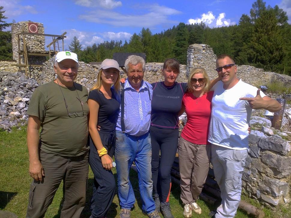 Lebo sme medvede nie v Tatrách, ale v raji (zľava - Jožko, ja, p. Slivka, Vierka, Alenka a Russell)
