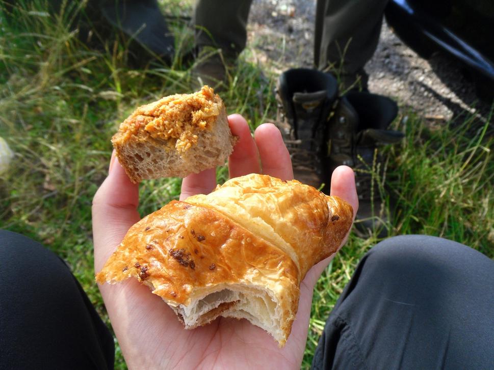 Ozaj chutná kombinácia - čokoládový croissant od Alenky a Jožkova domáca diviačia pomazánka s chlebom