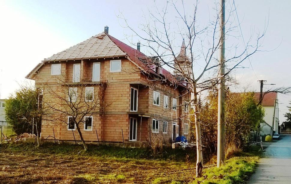 tam kdesi za bytovkou sa skrýva naša historická Románska rotunda