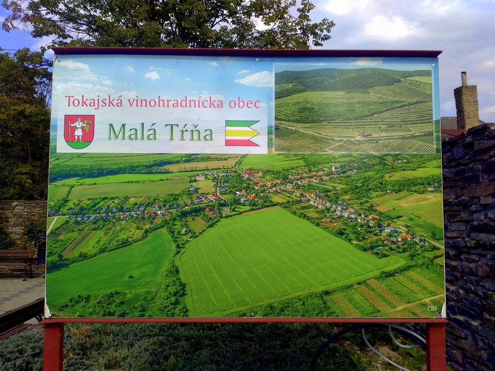 Nezničená tabula - pohľad z vtáčej perspektívy na tokajskú obec