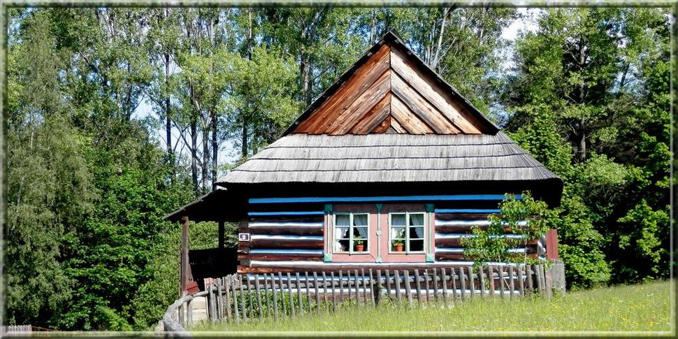Krásna drevenica, lesa (plot) zo štekov (odkôrnených vrcholcov stromov)