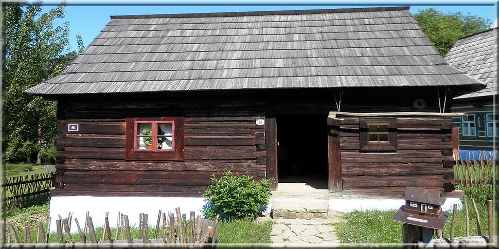Maketa domu pre nevidiacich pre domom (vľavo dole)