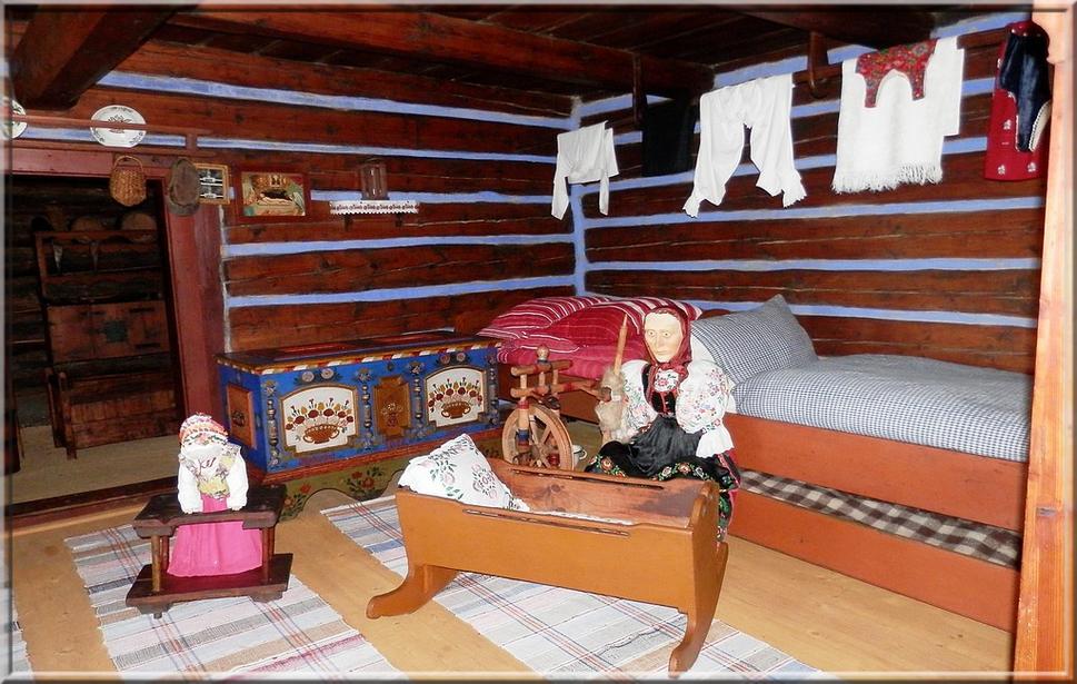 Krásna maľovaná truhlica, belčov (kolíska), kolovrat, domáce pokrovce