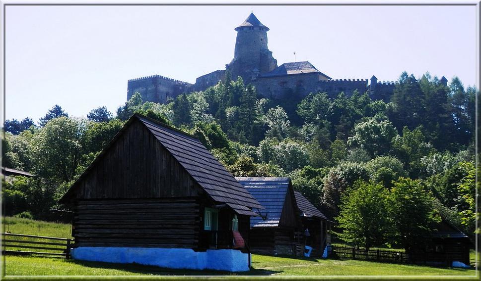 Ľubovniansky hrad nad skanzenom