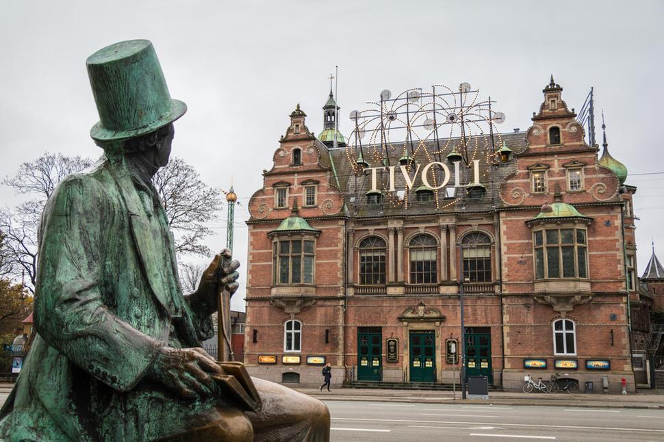Andersen pozerajúci na Tivoli park