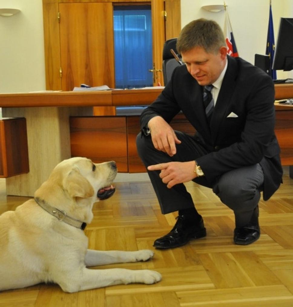 Premiér so svojím labradorom Larrym