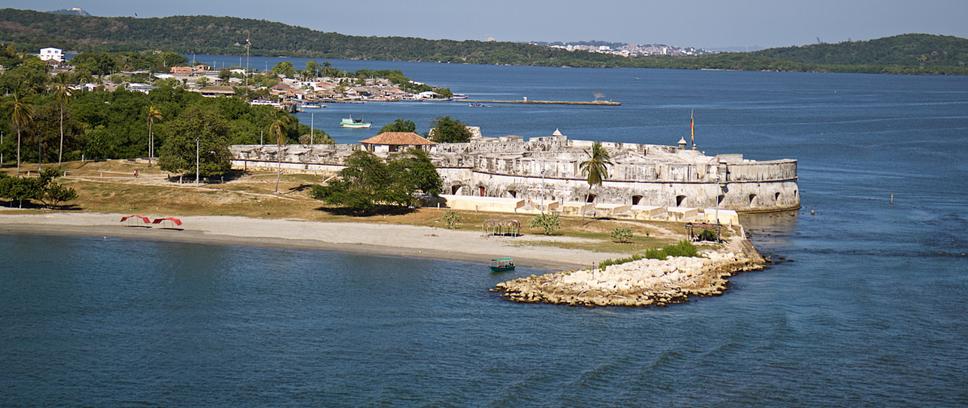 Pohľadom z odpávajúcej lode na jednu z predsunutých pevností mesta sa lúčime s Cartagenou.