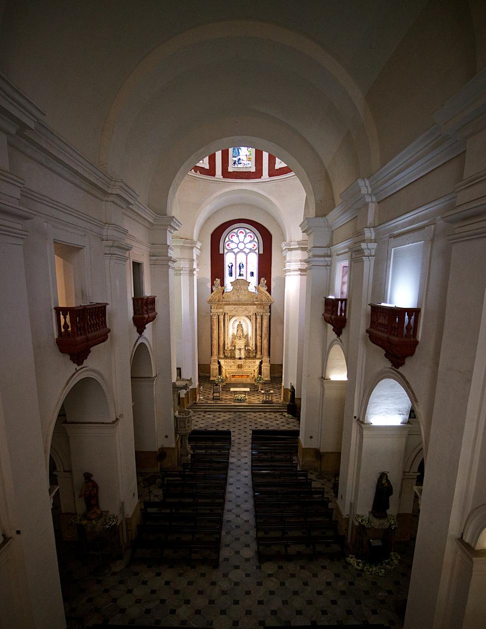 Pohľad z galérie na hlavný oltár.