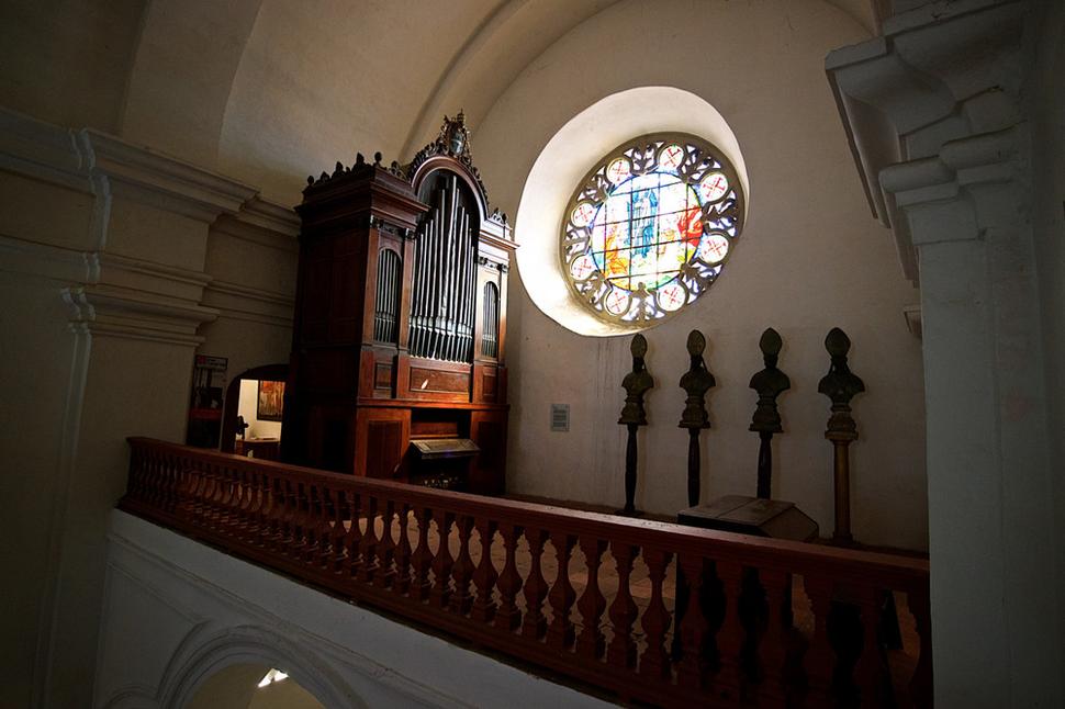 Organ v galérii kostola sv. Pedra de Claver.