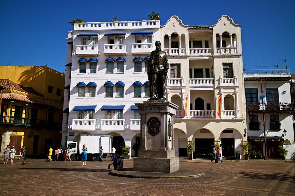 Socha na počesť Pedra de Hedeiru na námestí Plaza de la Aduana.