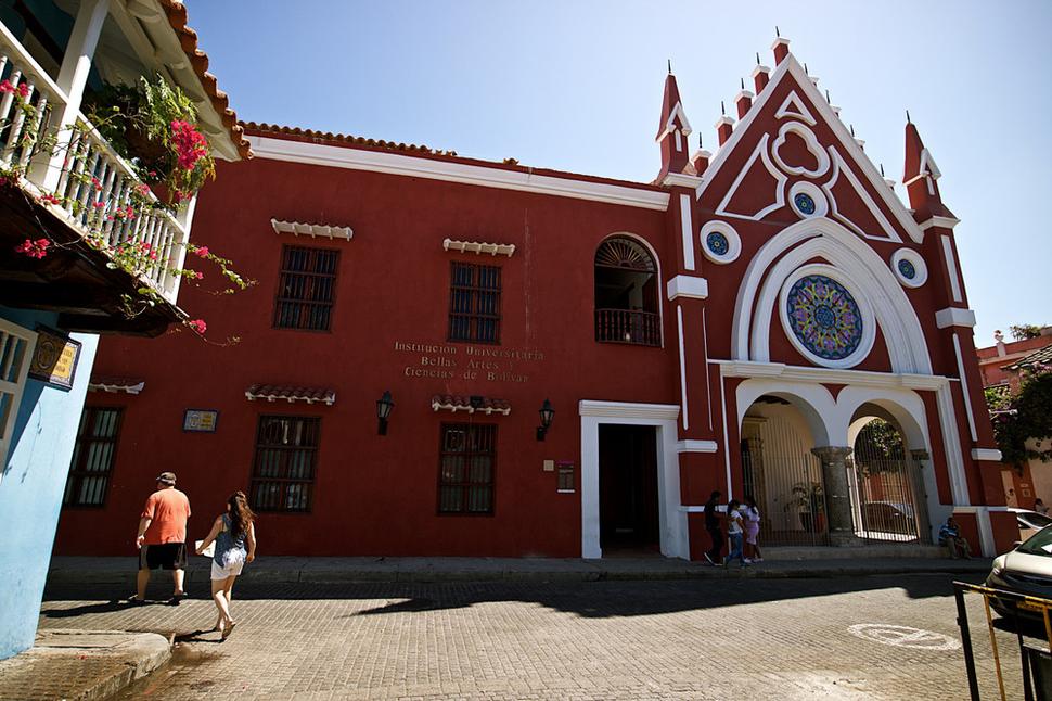 Institución Univesitaria Bellas Artes y Ciencias de Bolívar na námestí Plaza de Bolívar.