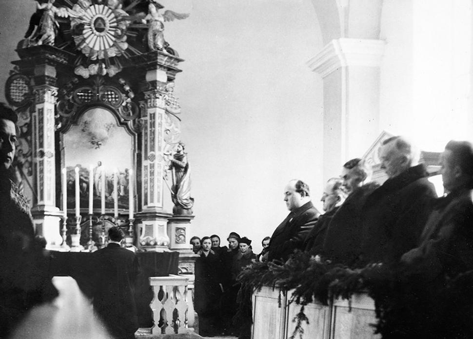 Na službách Božích v evanjelickom kostole v Tomášovciach, ktoré odbavoval miestny farár Juraj Chochol. Kronika Brezničky.