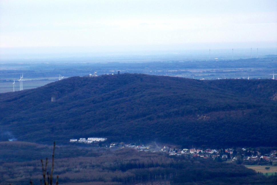 Hindlerberg a na ňom po priblížení vidieť aj rozhľadňu Königswarte a pod ňou aj vežu zrúcaniny hradu Pottenburg