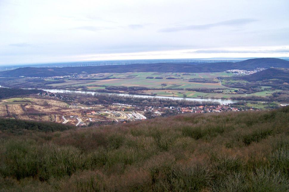 Vľavo Hindlerberg - najvýchodnejší vrch Rakúska ležiaci v Karpatoch, medzi obcami Wolfsthal, Berg a Edelstal. Je dobre viditeľný z Petržalky, kde tvorí prirodzenú dominantu pri pohľade na západ. Wikipédia Nadmorská výška: 344 m