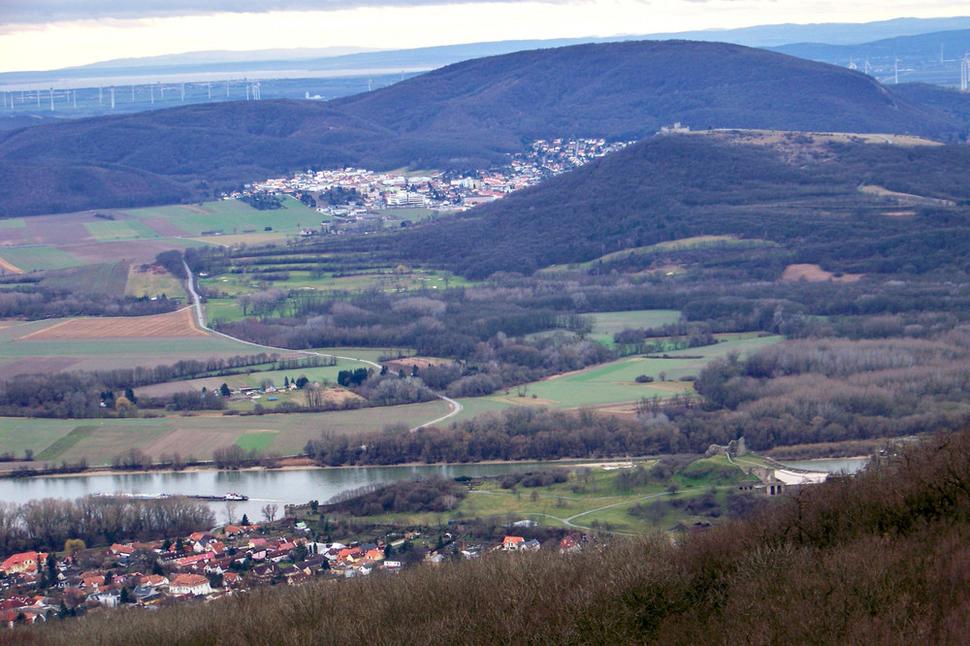Úplne v pozadí vľavo Neziderské jazero, pred ním mierne vpravo vrch Hexenberg (476 m), pod ním mestečko Hainburg, vŕšok Braunsberg (364 m), taktiež dávne sídlo Keltov, a Devín.