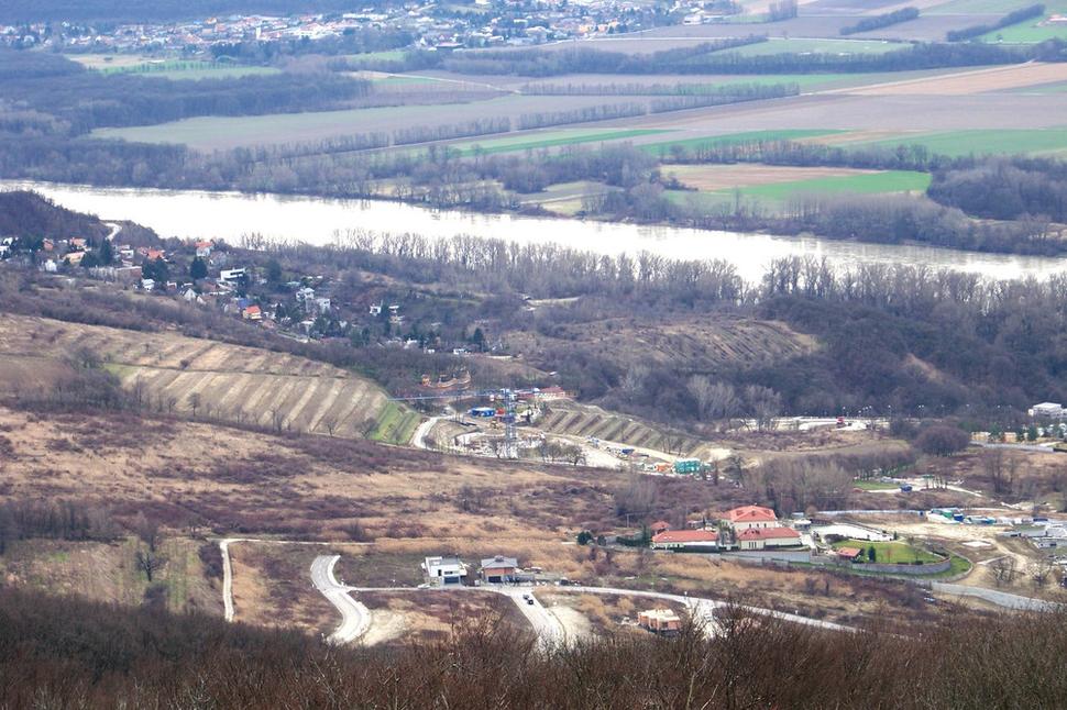 Výstavba v mestskej časti Devín stále viac a viac zasahujúca do vinohradov, resp. už bývalých vinohradov, keďže sú už tak spustnuté, že už iba čakajú na likvidáciu, zrejme za účelom "vyšších záujmov".