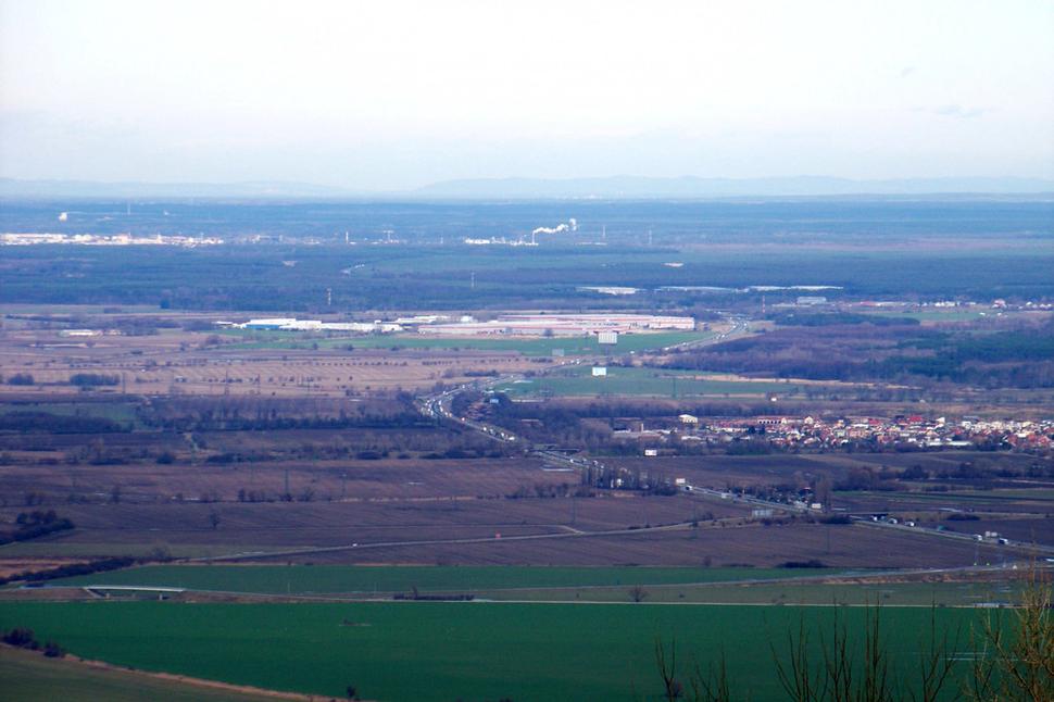 Diaľnica na Záhorí a v pozadí Chvojnická pahorkatina