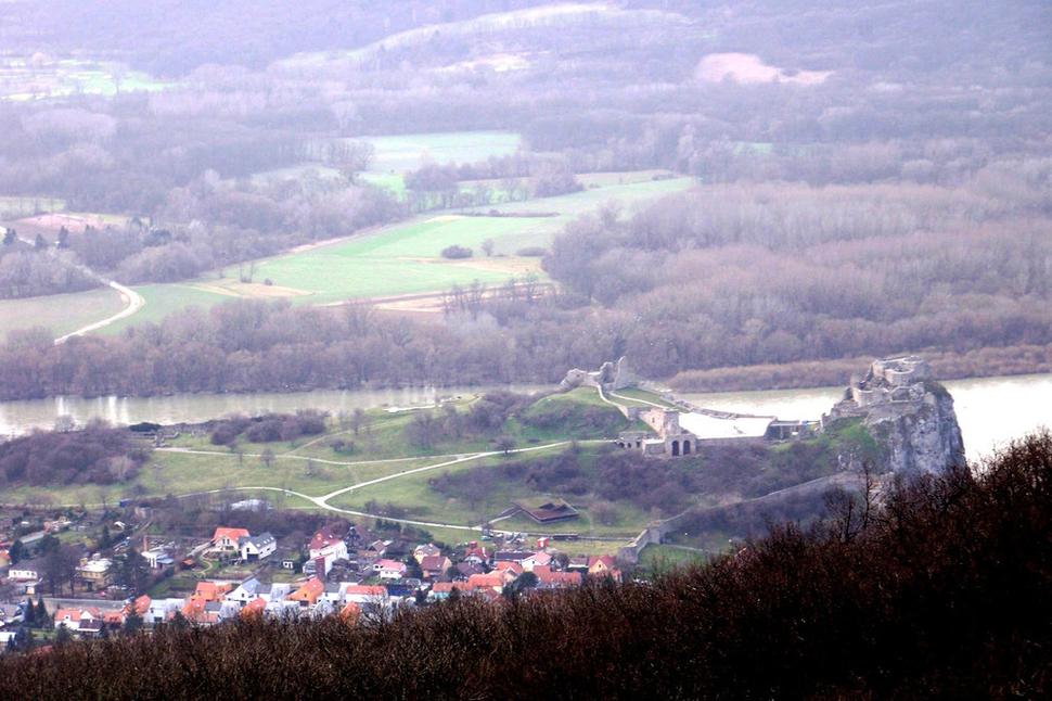 Hrad má jedny z najpohnutejších, ale aj najbohatších dejín spomedzi hradných sídel na Slovensku. S existenciou niekdajšieho hradiska sa spája prítomnosť keltského a neskôr rímskeho etnika na území Slovenska. Hrad bol svedkom slávy aj pádu Veľkej Moravy, prvého štátneho útvaru slovanských predkov na Slovensku