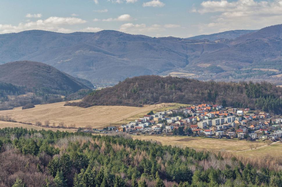 Časť Hliníka nad Hronom s Vtáčnikom v pozadí