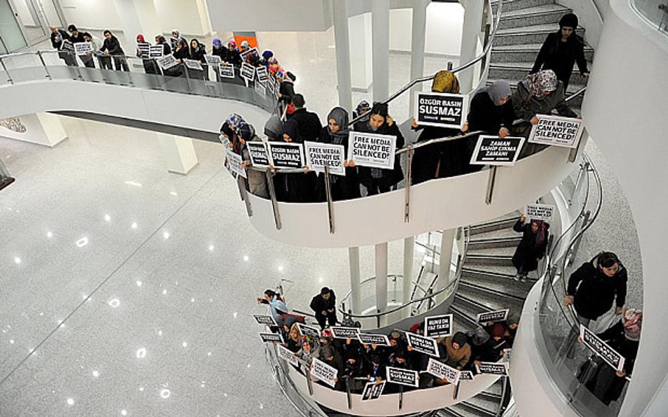 Pracovníci denníka Zaman po policajnej razii v decembri 2014.