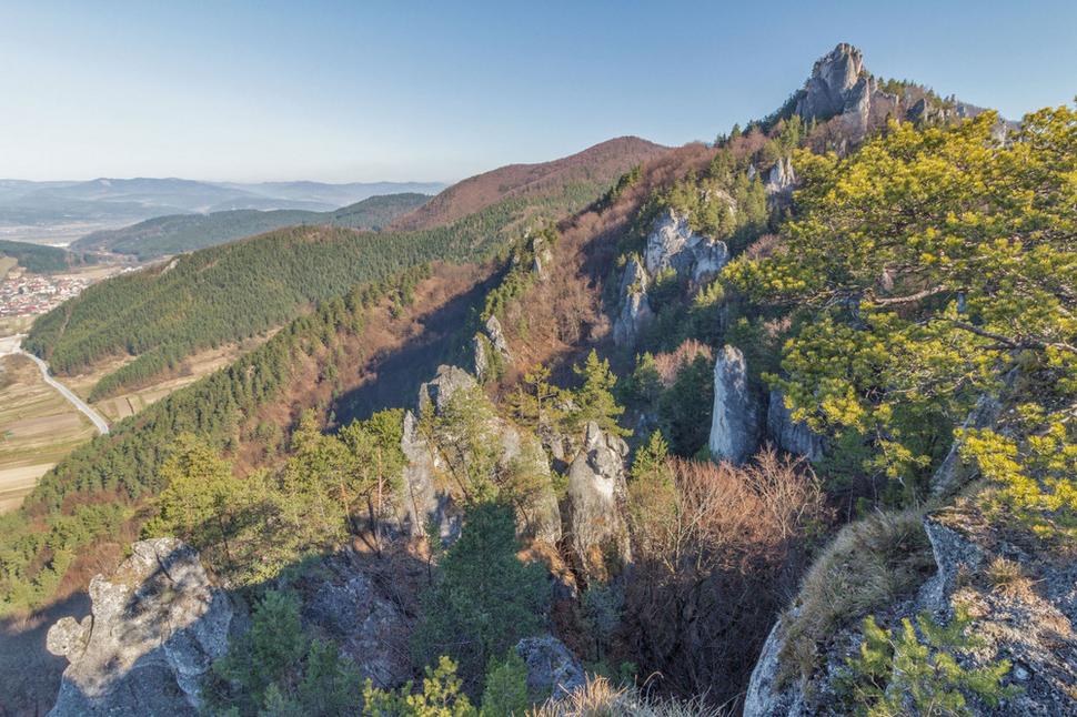 Obec Jablonové so Súľovským hradom na pravej strane