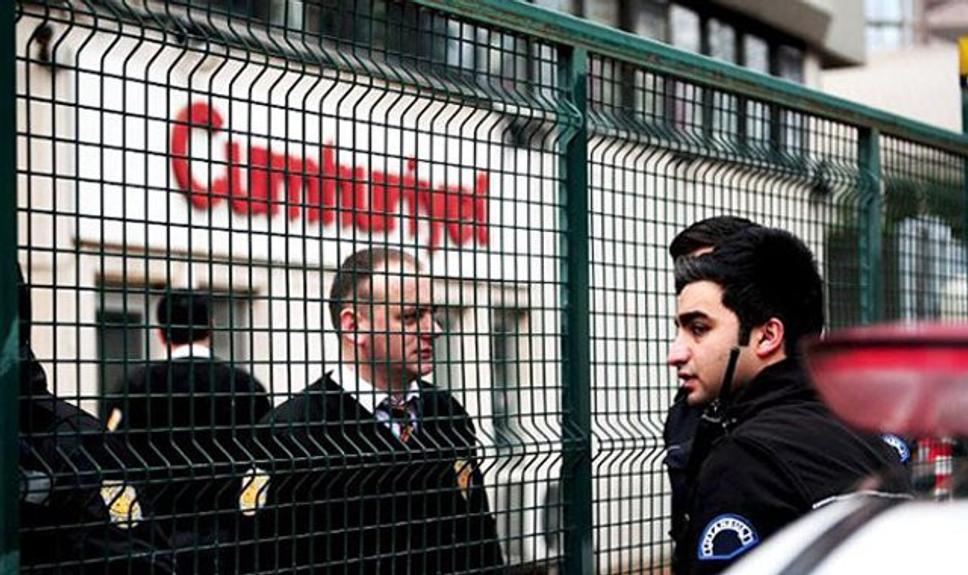 Polícia prehľadáva redakciu denníka Cumhuriyet.