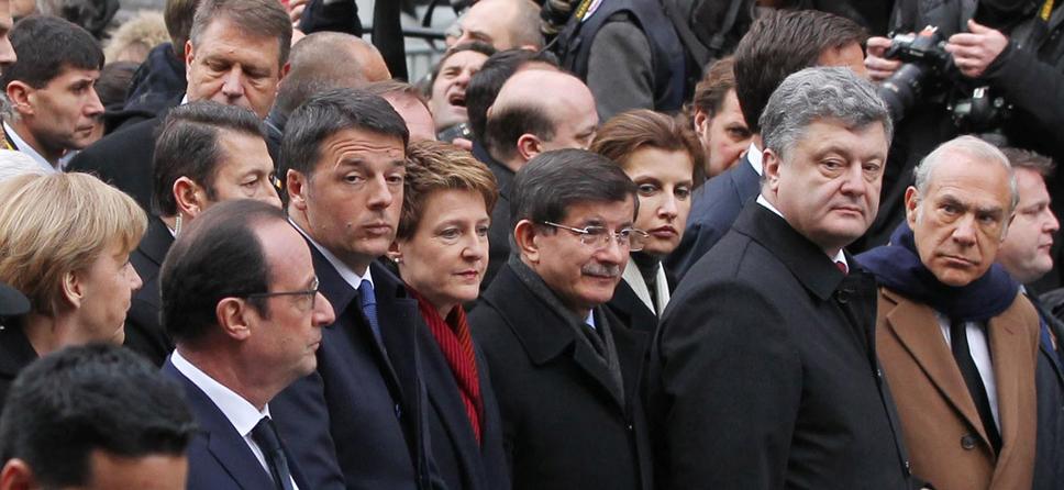 Turecký premiér v zástupe lídrov na pochode v Paríži.