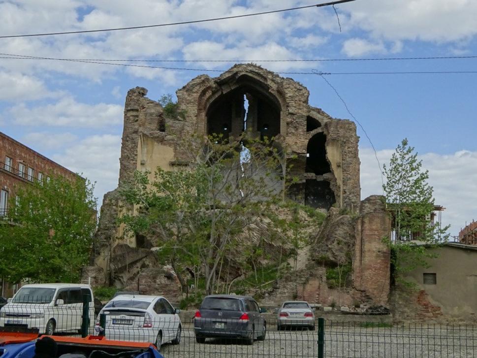 Ruiny kostola v centre
