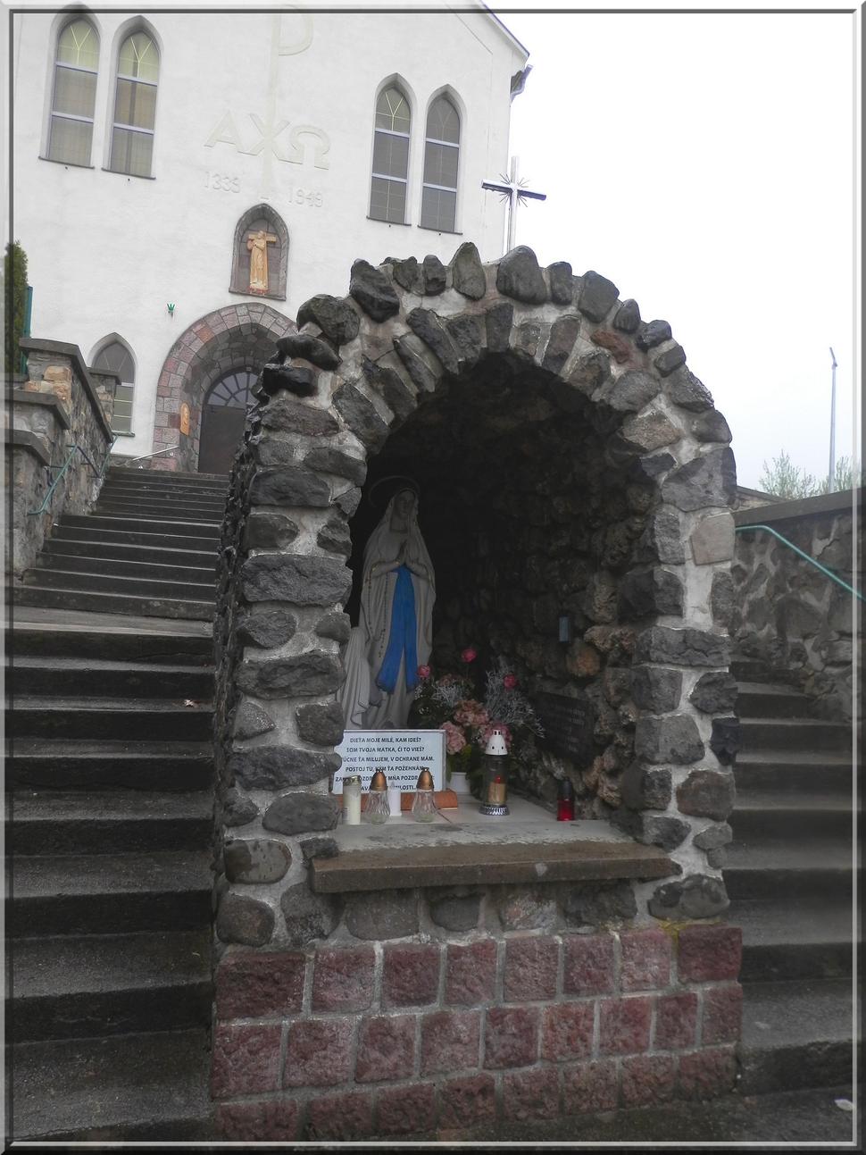 Chrenovský farský kostol na mieste kostola z r. 1339. Ten prvý pôvodne mal stáť na inom mieste, ako vtedy bolo zvykom - medzi susednými dedinami, ale kamene, čo cez deň navozili, sa v noci záhadne premiestnili na toto miesto, tak ho tu aj postavili..