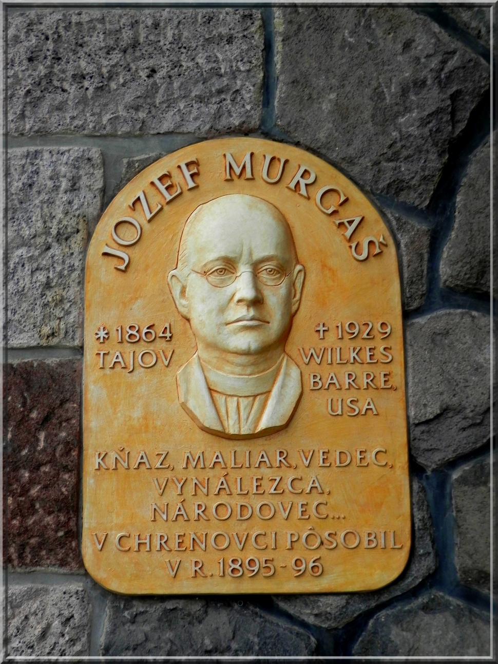 Na múre pri vchode do kostola je pamätná tabuľa Jozefovi Murgašovi, kňazovi, vynálezcovi, technikovi, maliarovi, rybárovi a zberateľovi motýľov, ktorý tu pôsobil v r. 1894-6 pred svojím odchodom do Ameriky