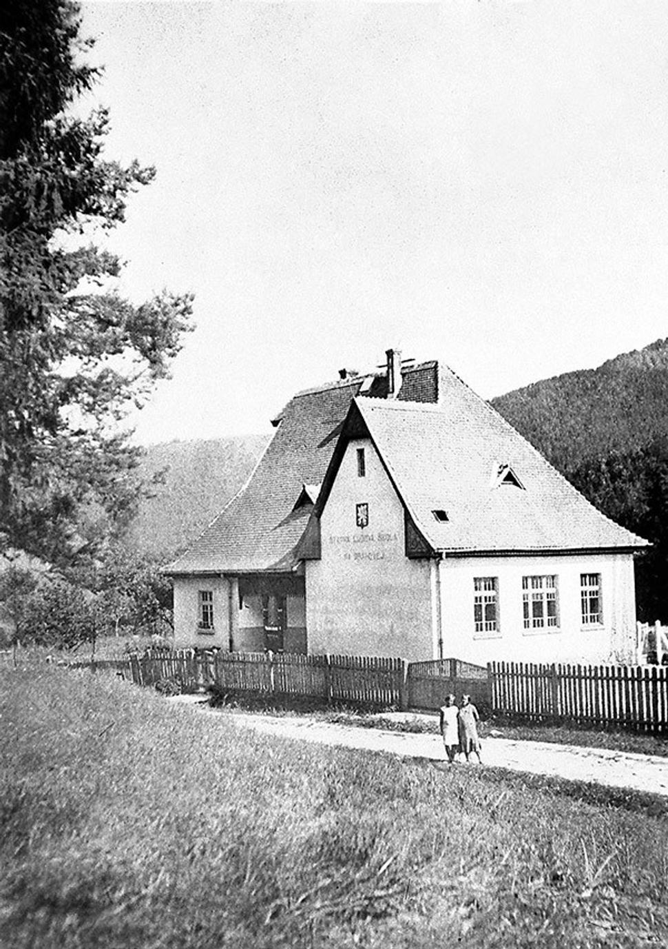 Škola v Drahovej v roku 1926. Z pripravovanej knihy "Utekáč na dobových fotografiách 2: Škola, cirkev, kultúra"