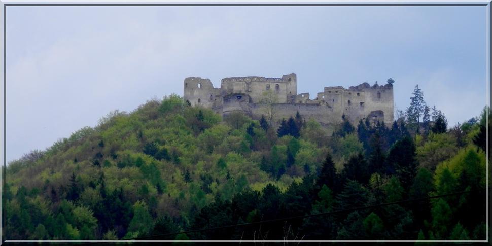 Pohľad na hrad z vzšného konca Lietavy