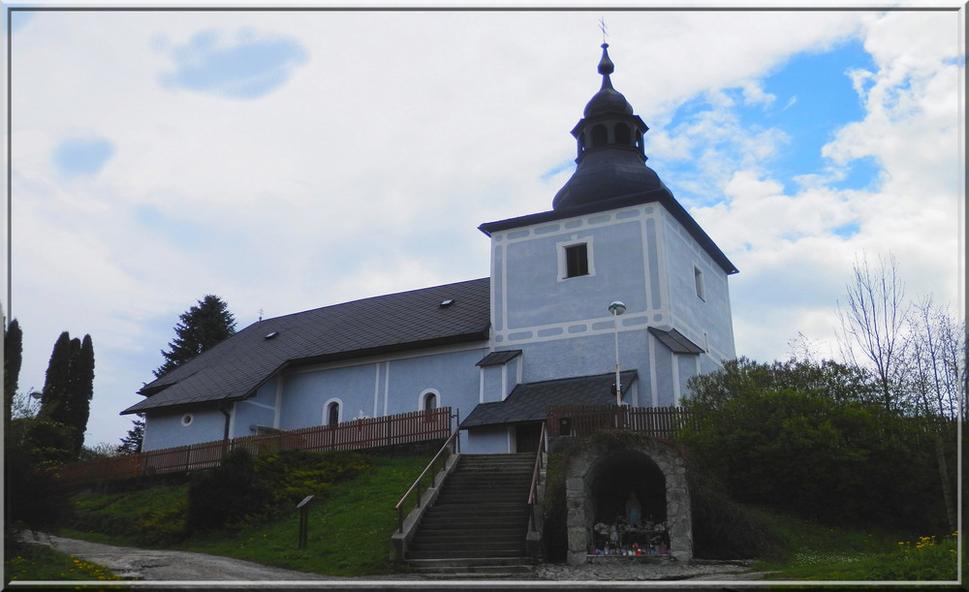 Kostol nad dedinou (dnes sú už aj povyše neho domy)