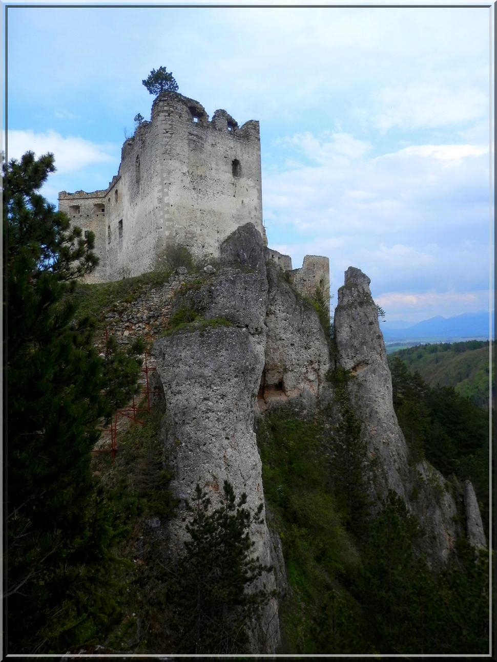 Prvý pohľad na hrad počas výstupu