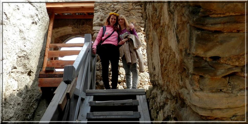 Dve príjemné mladé turistky, jediné živé duše, s ktorými som sa stretol na hrade, sestry Ulaherovie, so známym cestovateľkiným púpavovým venčekom