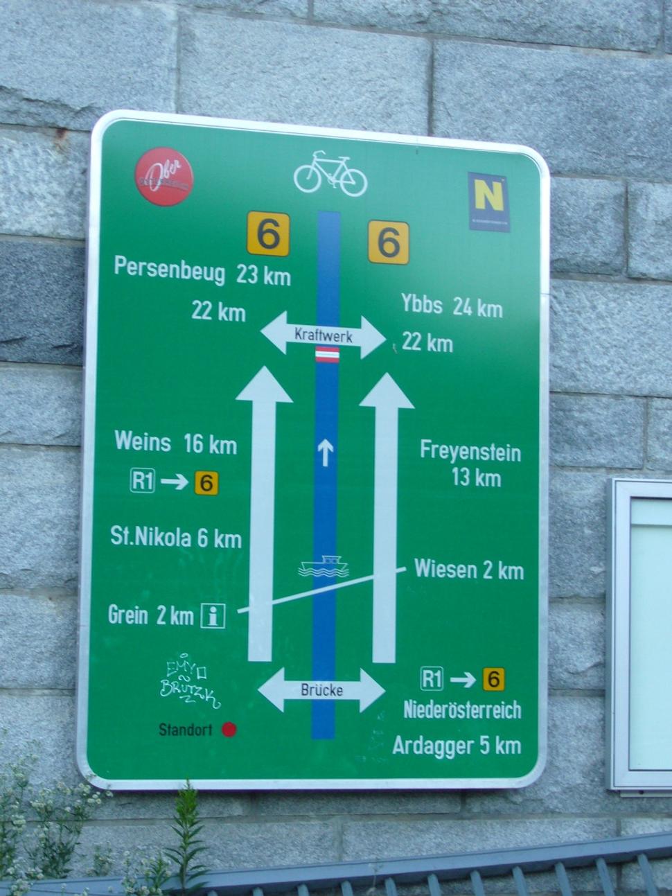 Už len 2 km do vytúženého Greinu, ale jaká zložitá tabuľa :)