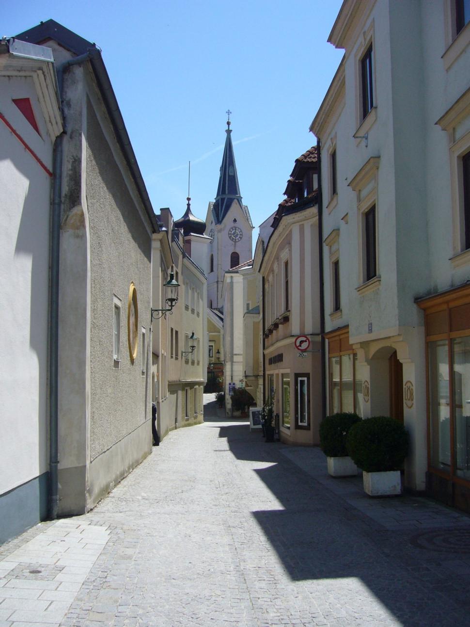 Centrum Ybbs, v pozadí kostol sv. Vavrinca