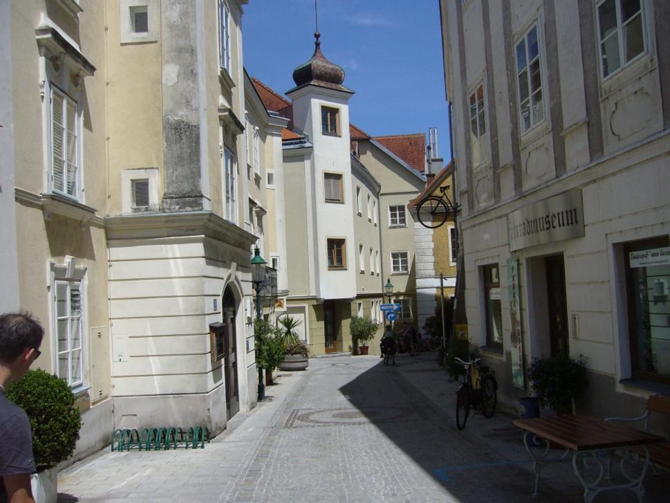 Úzke uličky mestečka priam lákajú k prechádzke