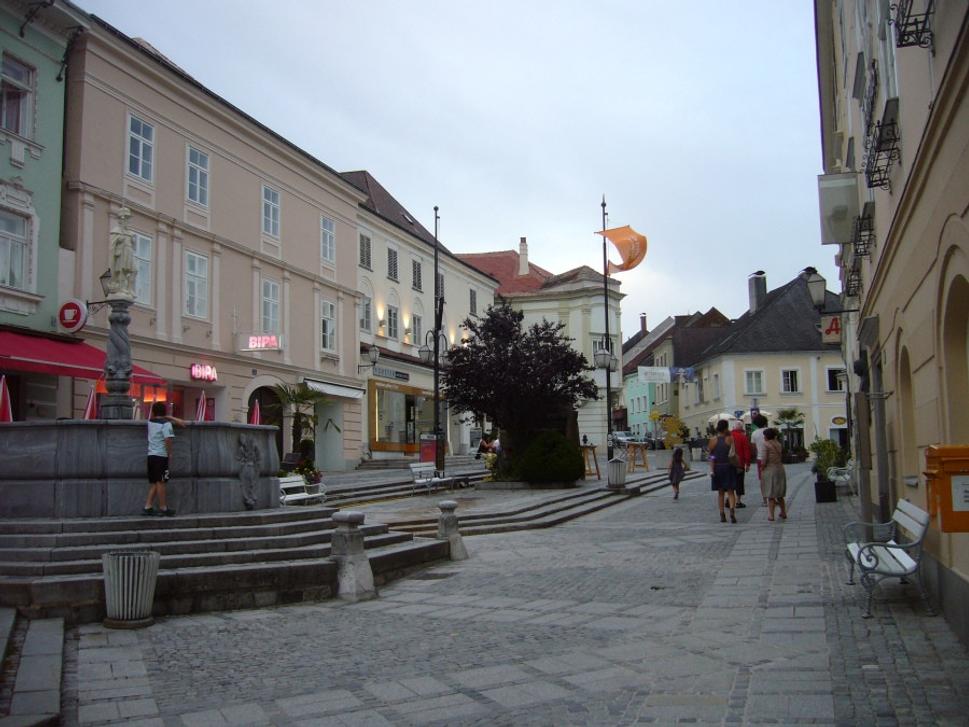 Fontána so sochou sv. Kolomana z roku 1689 uprostred námestia