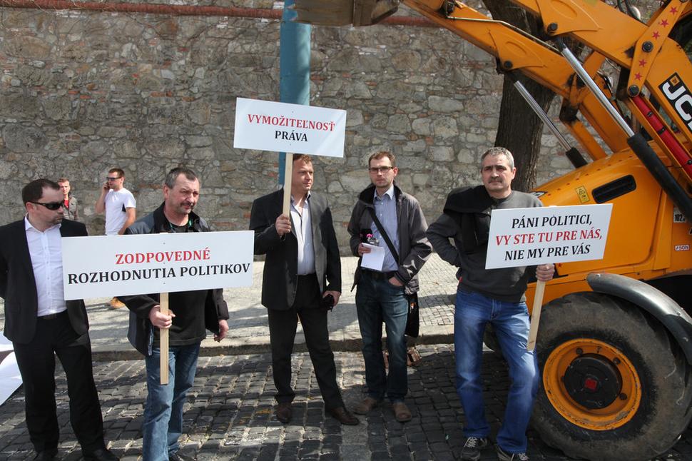 Živnostníci protestujú pred NR SR.