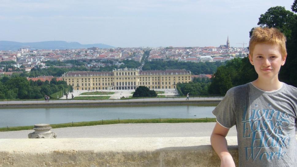 Schönbrunn. A sme tu, tentokrát ako peší turisti