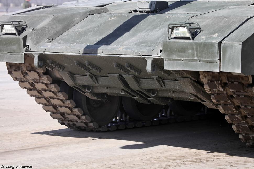 Čelo korby T-14 s vstavaným reaktívnym pancierom Relikt